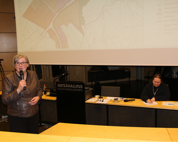 Lieksan kaupungin elinvoimajohtaja Susanna Saastamoinen kävi läpi Kolin keskusta-alueen asemakaavaa yhdessä kaavasuunnittelija Maria Hyvärisen (oik.) kanssa.