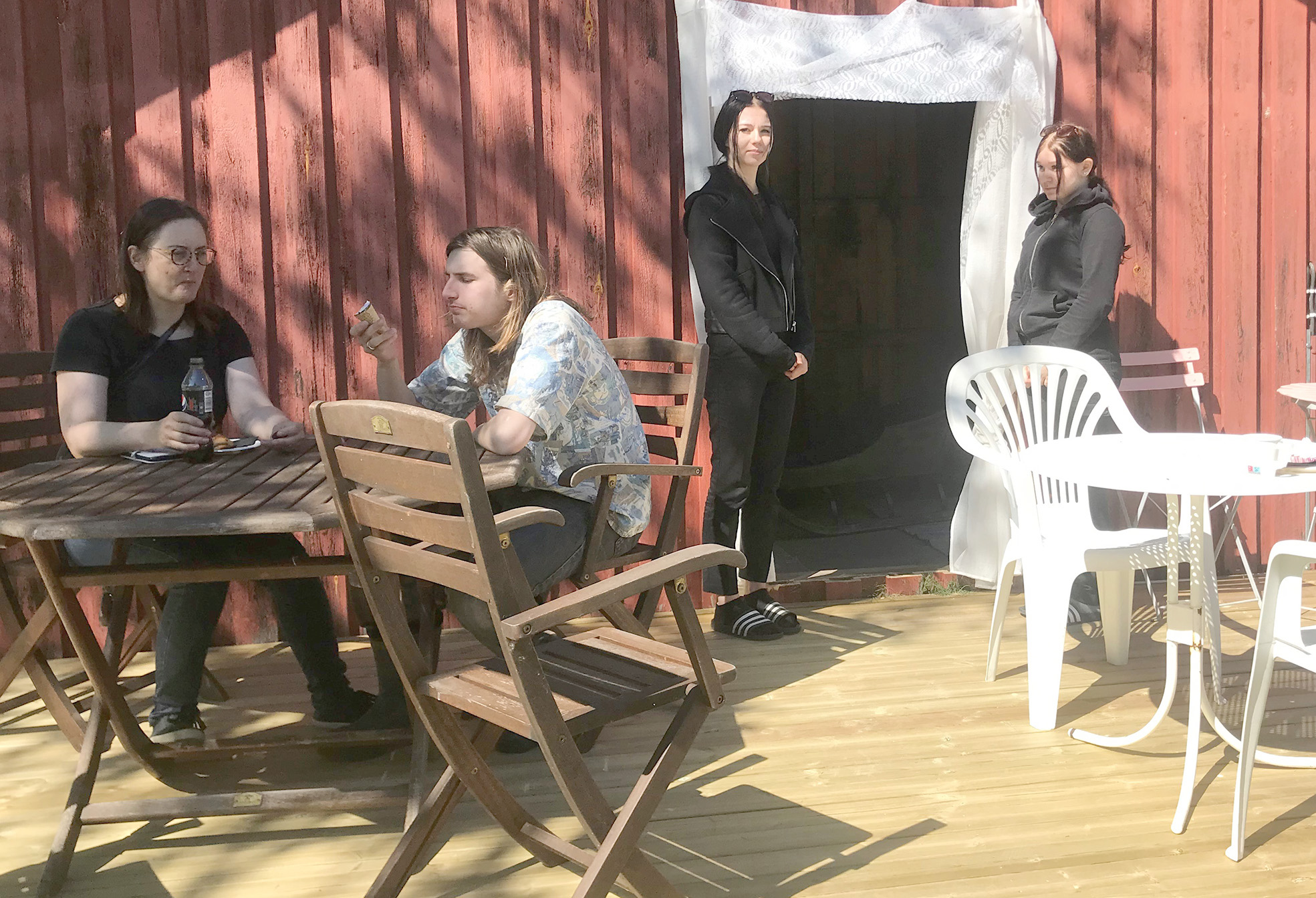 Kesäkahvilan sijaitsee Nunnanlahteen menevän vanhantien alkupäässä lähellä kirkonkylää.