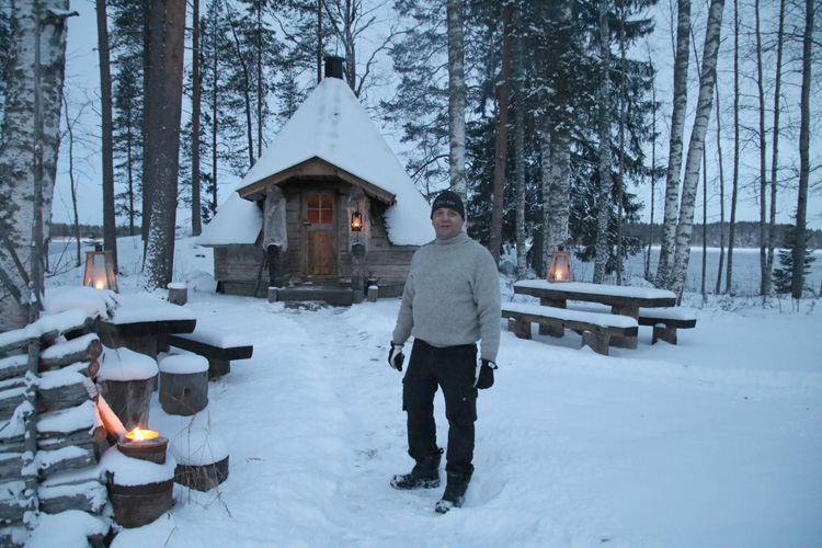 Asko Turunen viettää useimmat viikonloppunsa Kolin Korvenlahdella, jossa hänellä on kodan lisäksi kaksi mökkiä sekä ranta- ja savusauna. Samalla ne palvelevat myös erämatkailuun liittyvää yritystoimintaa.