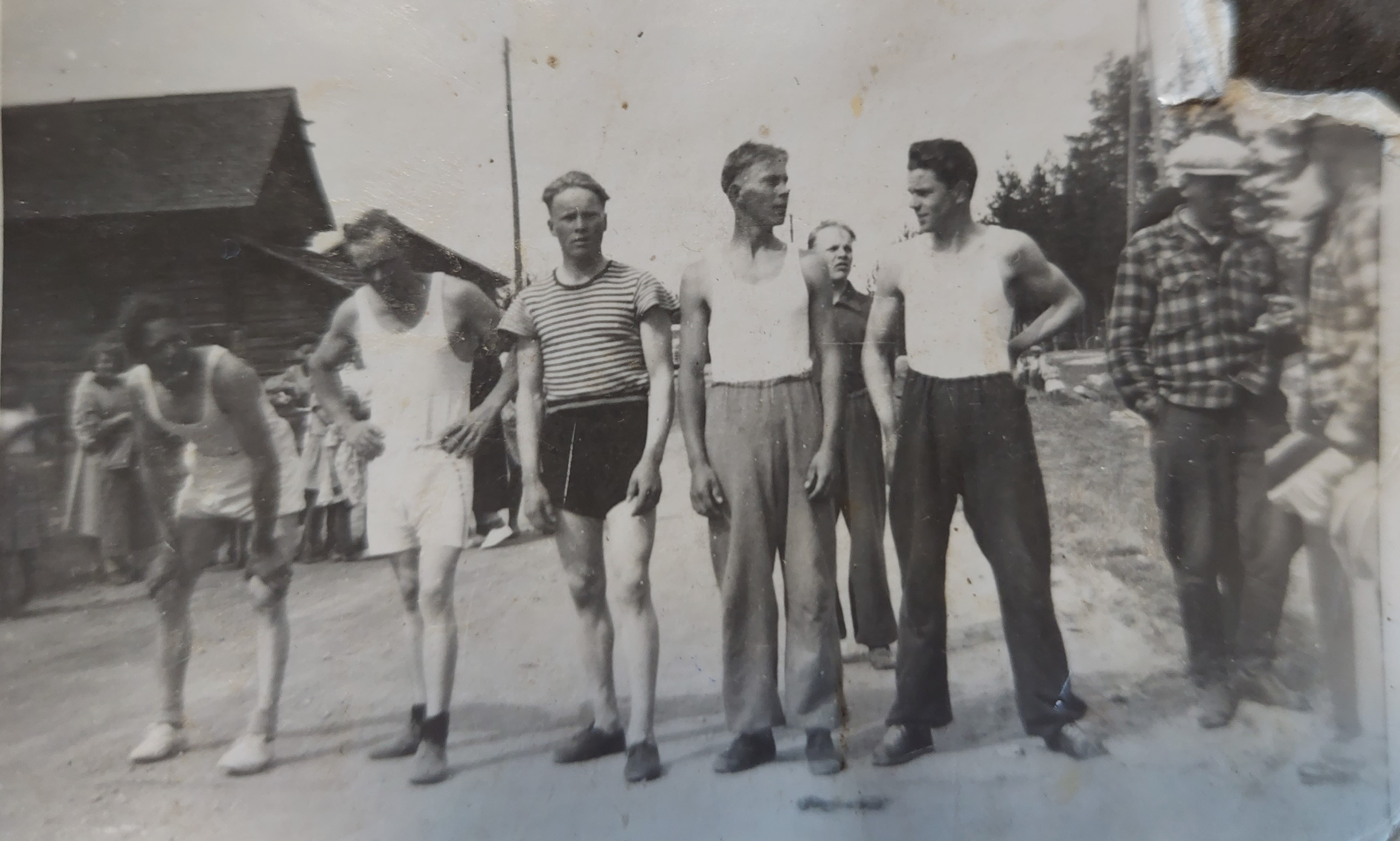 Juoksukilpailuun osallistuja lähtöviivalla Santeri Juppi (vas.), Rautiainen, Olavi Miettinen, Raimo Tenhunen ja Erkki Riikkinen ja ajanottaja Kalle Viikki.