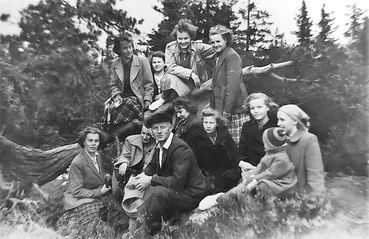 Kerholaisten retki Kolille 1940-luvun loppupuolelta. Mirjami Pennanen  (o.s. Juppi) vas. keskellä Pekka Meriläinen (hänen takana olevat tunnistamatta), Vappu Kettunen, Aune Tenhunen, Helmi Pöyhönen sylissään poikansa Kari. Takarivissä Irma Sutinen o.s. Louhelainen (vas.), Terttu Kultamaa, Keski-Vuokon koulun opettaja, Sirkka Nevalainen. 