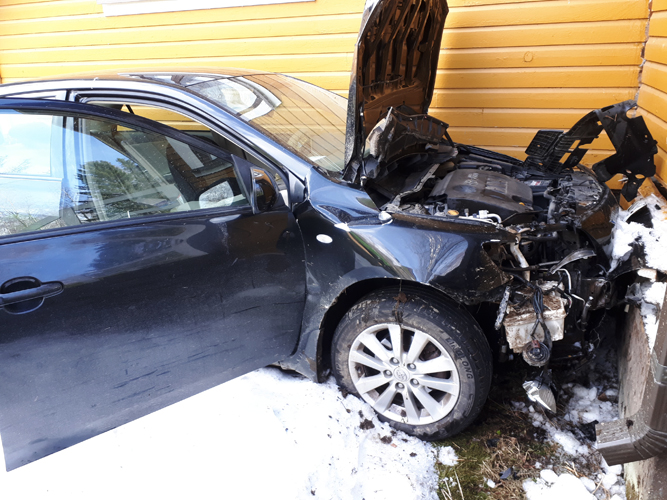 Ajoneuvon keula vaurioitui pahoin törmätessään tuulikaapin seinään Vanhatiellä. Kuva POLIISI