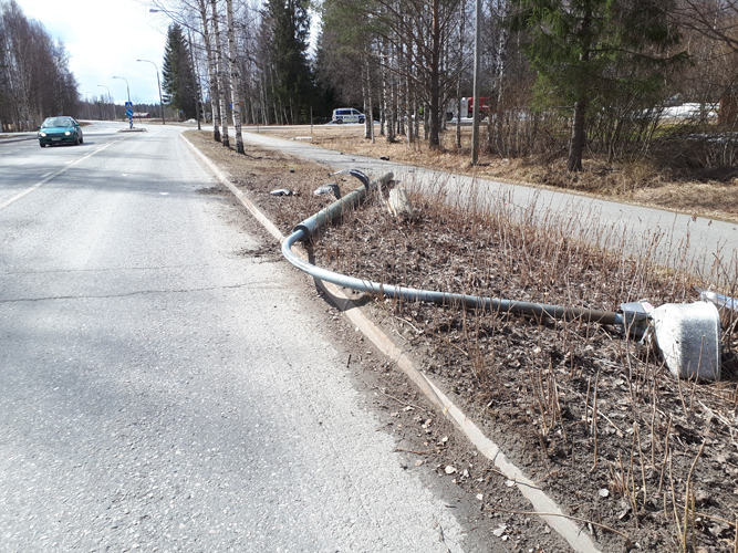 Kaatunut valotolppa kertoo ajoneuvon rajusta vauhdista. Kuva POLIISI