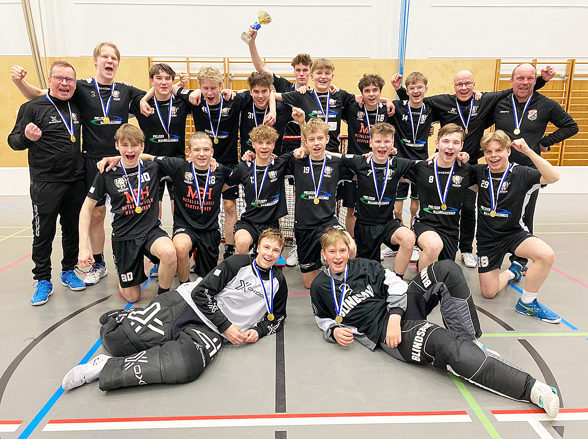 Coach Teamin P16-sarjan voittoisa joukkue yhteiskuvassa.