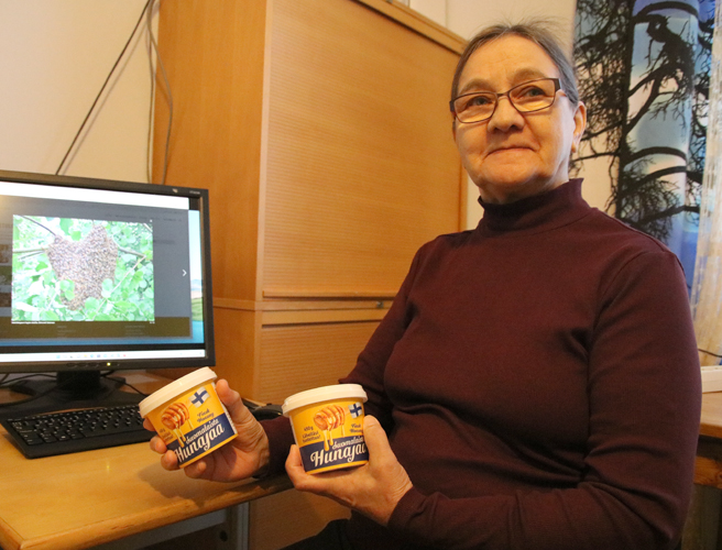 Eila Naakka opastaa tulevia mehiläistenhoitajia helmikuussa suunnitelluksi alkavalla kurssilla. Hän myös sanoo haluavansa siirtää tietotaitoaan uusille tarhaajille ”kun pää vielä toimii”.