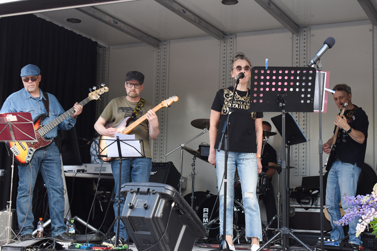 Shade-yhtyeen comeback-keikka Ellinpäivien avajaisissa kokosi Huttulan aukiolle kuulijoita ruuhkaksi asti. Yhtyeessä musisoivat basisti Jyrki Kortelainen (vas), kitaristi Jouni Matilainen, edesmenneen laulajan,  Pertti Nevalaisen tilalla yhtyeen solistina Mervi Karhinen, rumpali Veikko Halonen ja kitaristi Jouni Karhinen.