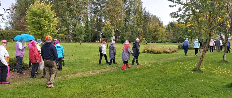 Ellin syyskävelyn osallistujat tutustuivat Puulajipuistoon.