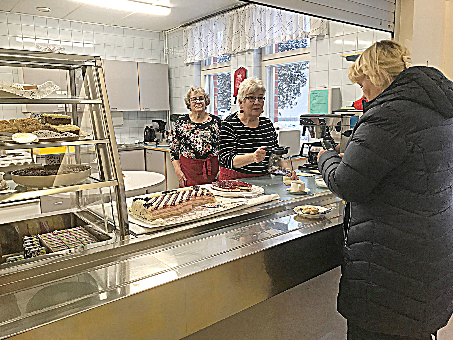 Kahviossa talkoolaiset Raili Olkkonen ja Tuija Hiltunen.