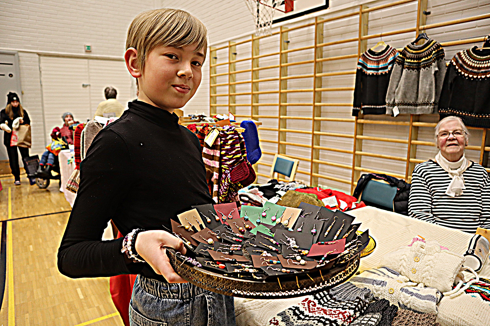 Lukas Kortelainen myi itse valmistamiaan koruja.