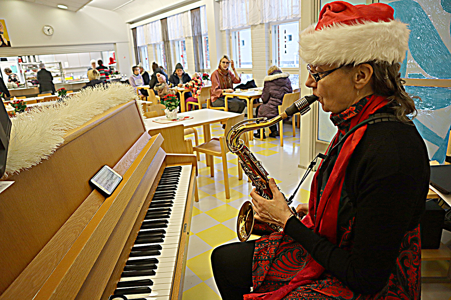 Ritva Paananen viihdytti yleisöä musiikillaan.