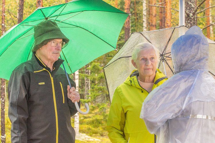 Entiset helsinkiläiset Gunnar Grönvall ja Mariitta Lönnrot viihtyvät Juuassa, Lönnrotin synnyinseuduilla.