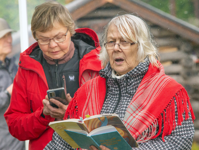 Ellien laulu oli odotettu ohjelmanumero. Äänijänteitä virittelee vuoden 2021 Elli Elvi Kukkonen (oik.), vierellä tämän vuoden Elli Kirsti Puhakka.