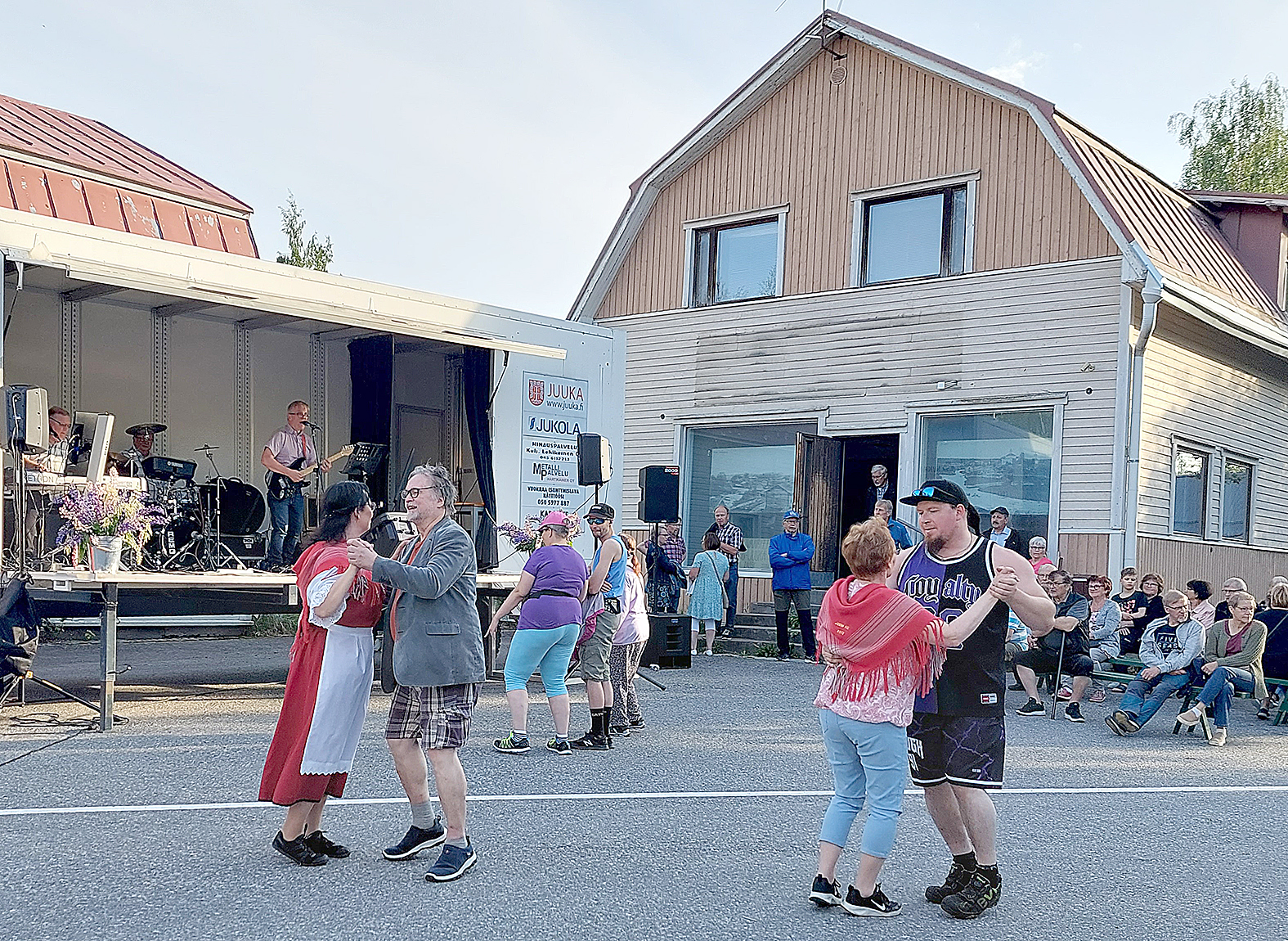 Ellit tansahtelivat Joensuun Ellin tahdissa.