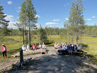 Erämaankirkon jumalanpalvelus voitiin pitää kauniissa loppukesän säässä. Paikalla oli 27 henkeä.