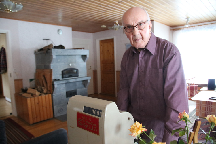 Erkki Nevalainen täyttää tänään 90 vuotta. Kyläkauppiaana Paalasmaalla 44 vuoden ajan toimineen Nevalaisen varastoista löytyi vielä vanha kassakone.