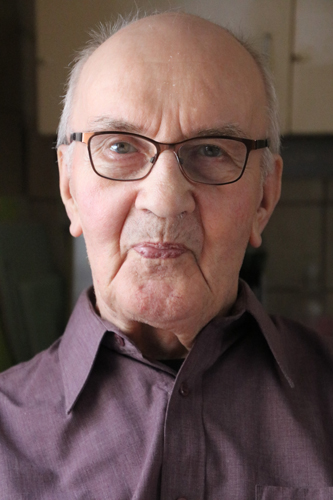 Erkki Nevalainen ei ole poistunut Paalasmaalta mantereen puolelle juuri muuten kuin käydäkseen kirkonkylällä, poikkeuksena palvelu armeijassa 1950-luvulla Riihimäellä ja Vesivehmaalla.