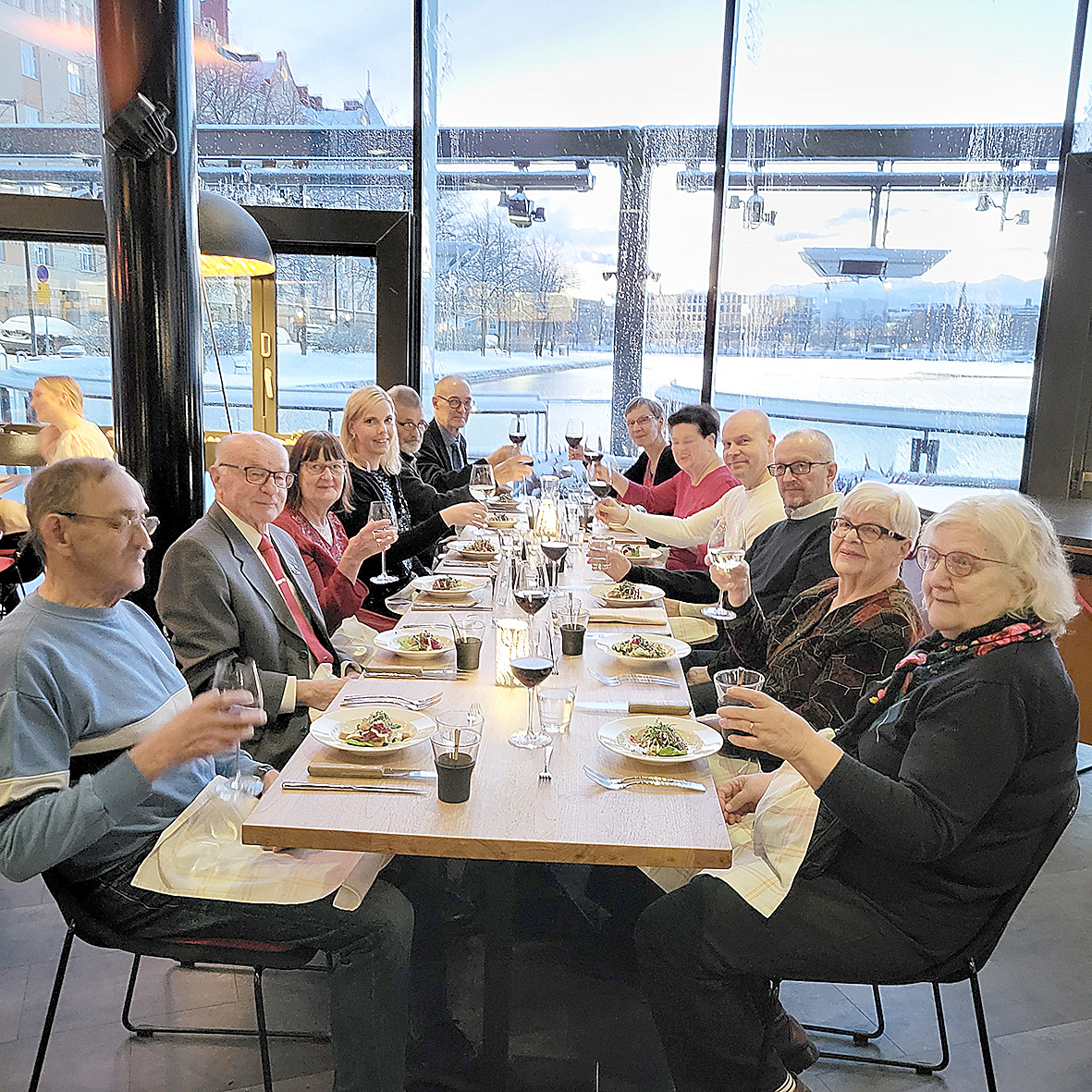 Iloisissa merkeissä Helsingissä hyvän ruuan äärellä tapasivat ex-Etelä-Suomen Juuka-seuran toimijat Juuka-seuran Vepsäläiset, Arviitti-Jarmon ja Elli-Marja-Leenan (takana).