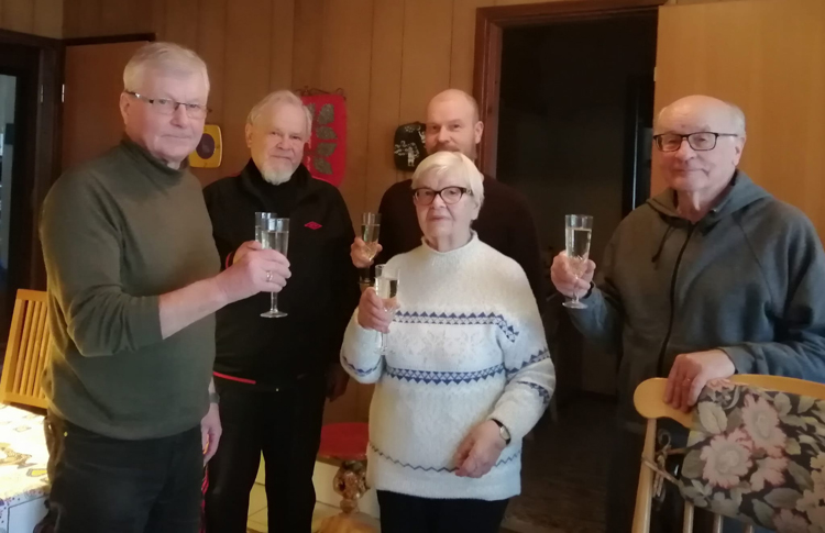 Toiminnantarkastajat Mauri Kortelainen ja Reijo Korhonen, taloudenhoitaja Tellervo Puoskari, kirjanpitäjä Juha Puoskari (takana) sekä varapuheenjohtaja Yrjö Puoskari kilistelivät laseja viimeisen toiminnantarkastuksen jälkeen. Kuva Mona Kokkarinen