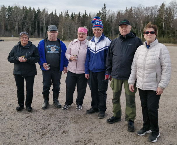 ESJS:n mölkkykisan parhaat olivat Maija Olsbo (vas.), Aarne Simonen, Seija Ruokolainen, Osmo Ruokolainen, Arvo Hamara ja Kaija Turunen.