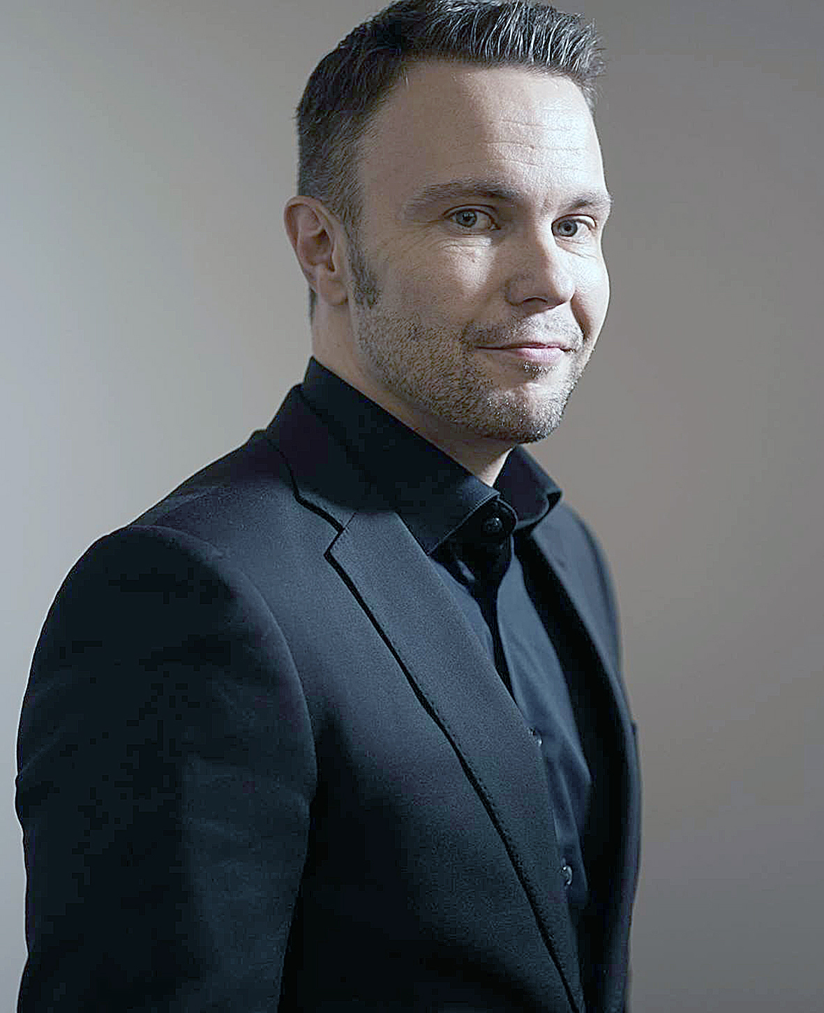 Gospelkonsertin säestävää yhtyettä johtaa kanttori Ossi Jauhiainen, joka soittaa koskettimia ja laulaa konsertissa itsekin.