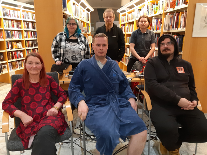 Työtä tiimissä. Hämähäkki-näytelmän tekijätiimiin kuuluvat Tuire Huotari, Sampsa Salo ja Jani Kauppinen (edessä) sekä Tiina Meronen, Pauli Ryhänen ja Leevi Niiranen.