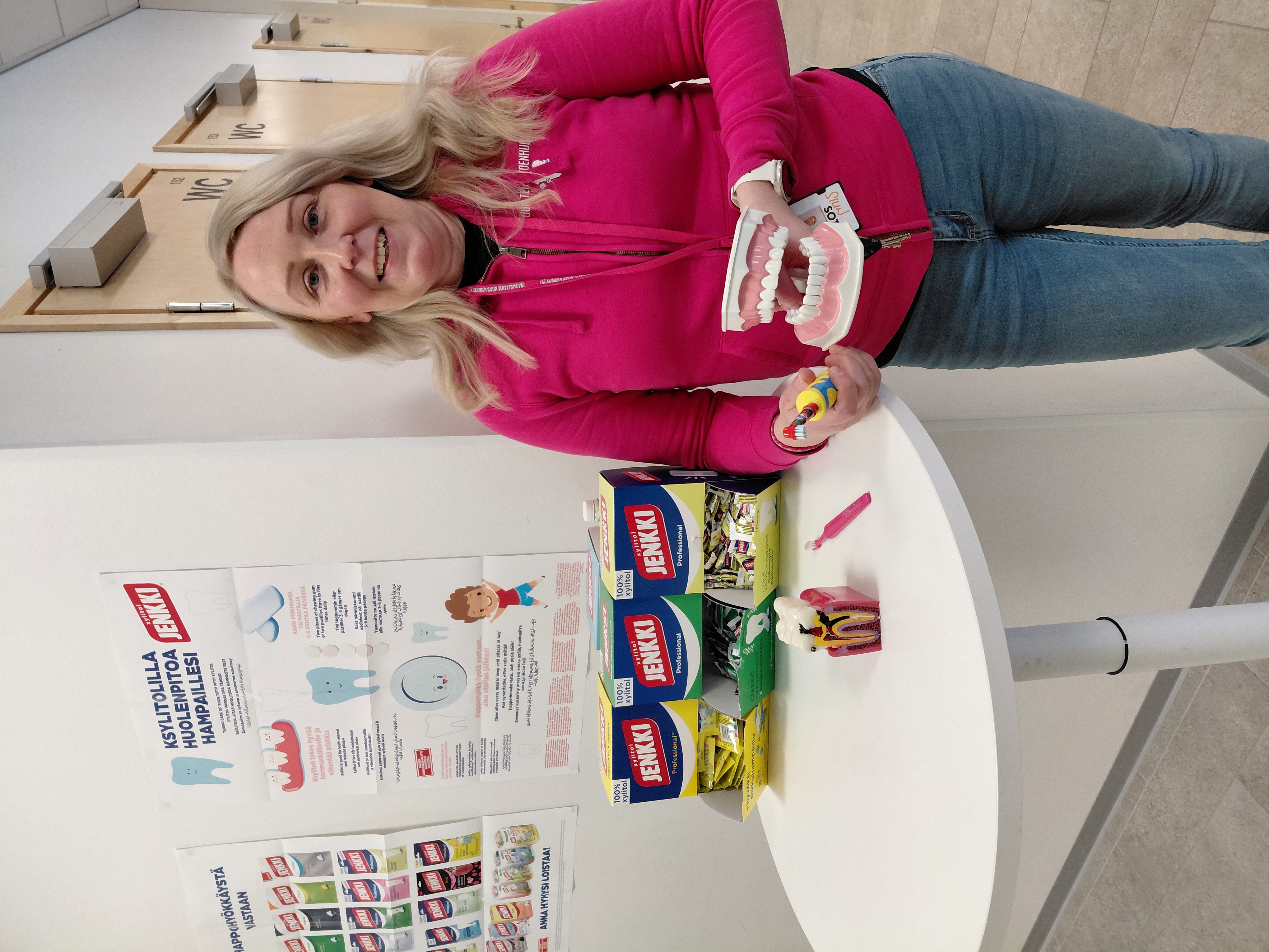 Hammashoitaja Virve Remes kertoi koululaisille hampaiden harjaamisesta. Hammashoitajan iloksi asiakin kiinnosti, vaikka moni pysähtyi juttusille kuuntelupalkkiona olleiden xylitolpurkkien ja -karkkien takia. 