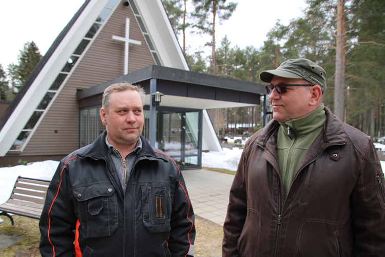 Juuan seurakuntamestarin tehtävistä vastaa jatkossa Hannu P. Martikainen (oik.). Arto Kukkonen valittiin seurakunnan erityisammattihenkilöksi. Miehet ovat ennenkin työskennelleet samassa työpaikassa, Tulikivellä.