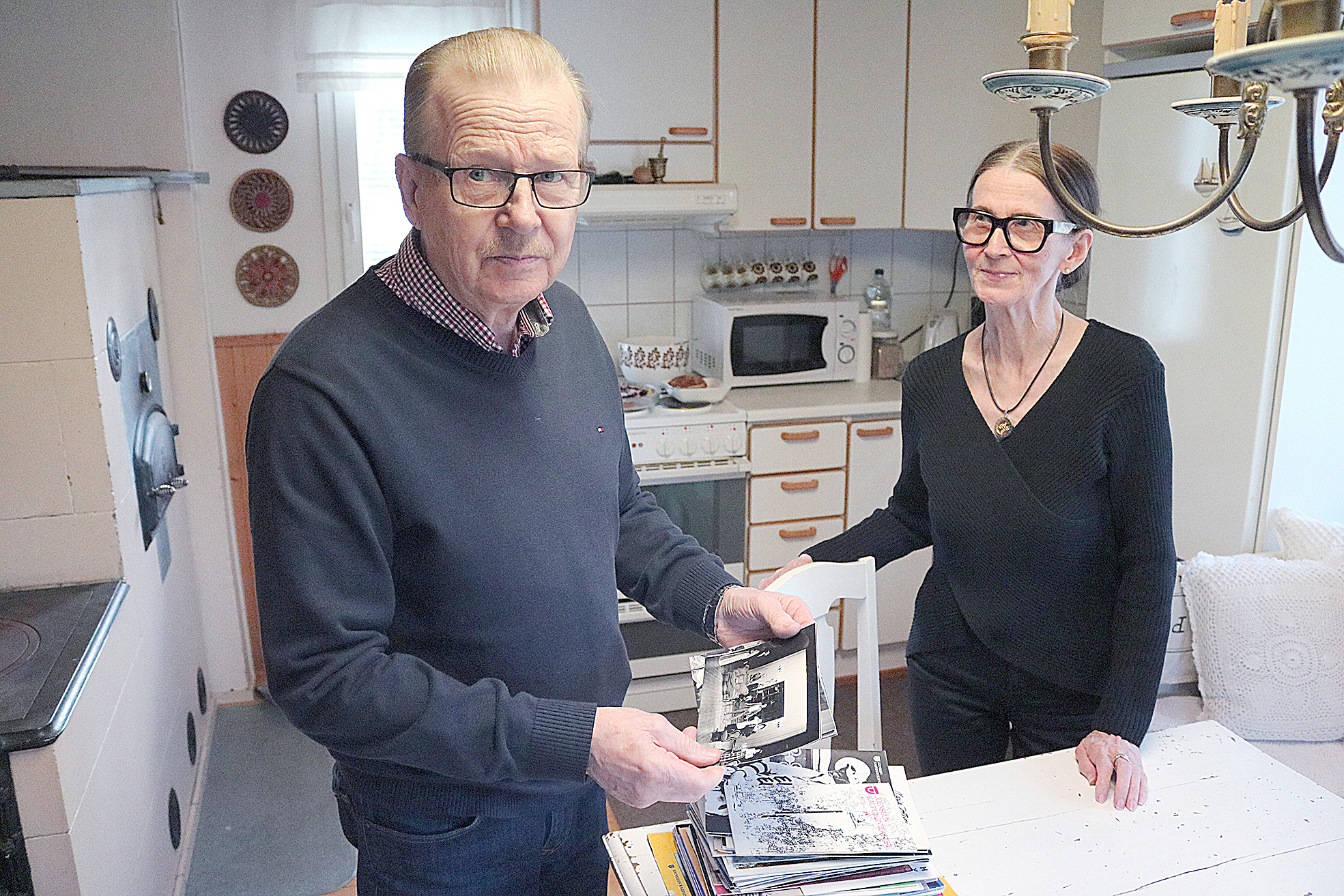 Polvelan kylällä Heikki ja Sirpa Tuononen ovat tuoreita paluumuuttajia. Heikin puusepäntaidoille oli kysyntää muun muassa Joensuun kaupunginteatterilla, josta muistona on pino valokuvia ja teatteriesitteitä.