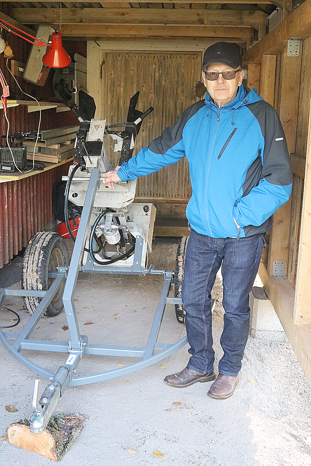 Hydraulisen halkomakoneen nostolaite on yksi Heikki Tuonosen kehittelemistä laitteista.
