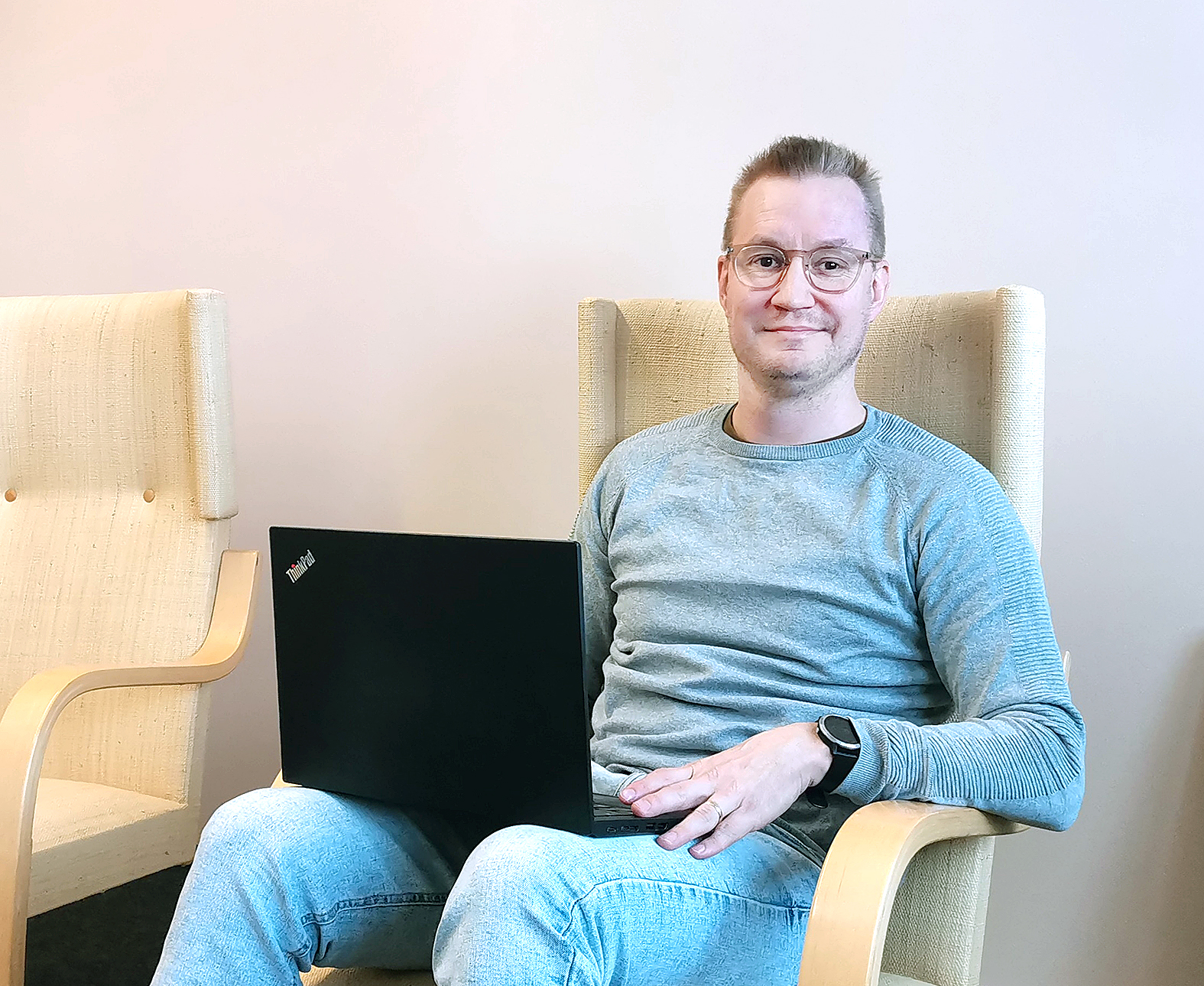 Tuoli vapaana työtä etsivälle. Työhönvalmentaja Hemmo Paakkunaisen mukaan ensin tutustutaan ja sitten kartoitetaan toimiva paketti asiakkaan tarpeista ja heidän palveluista.