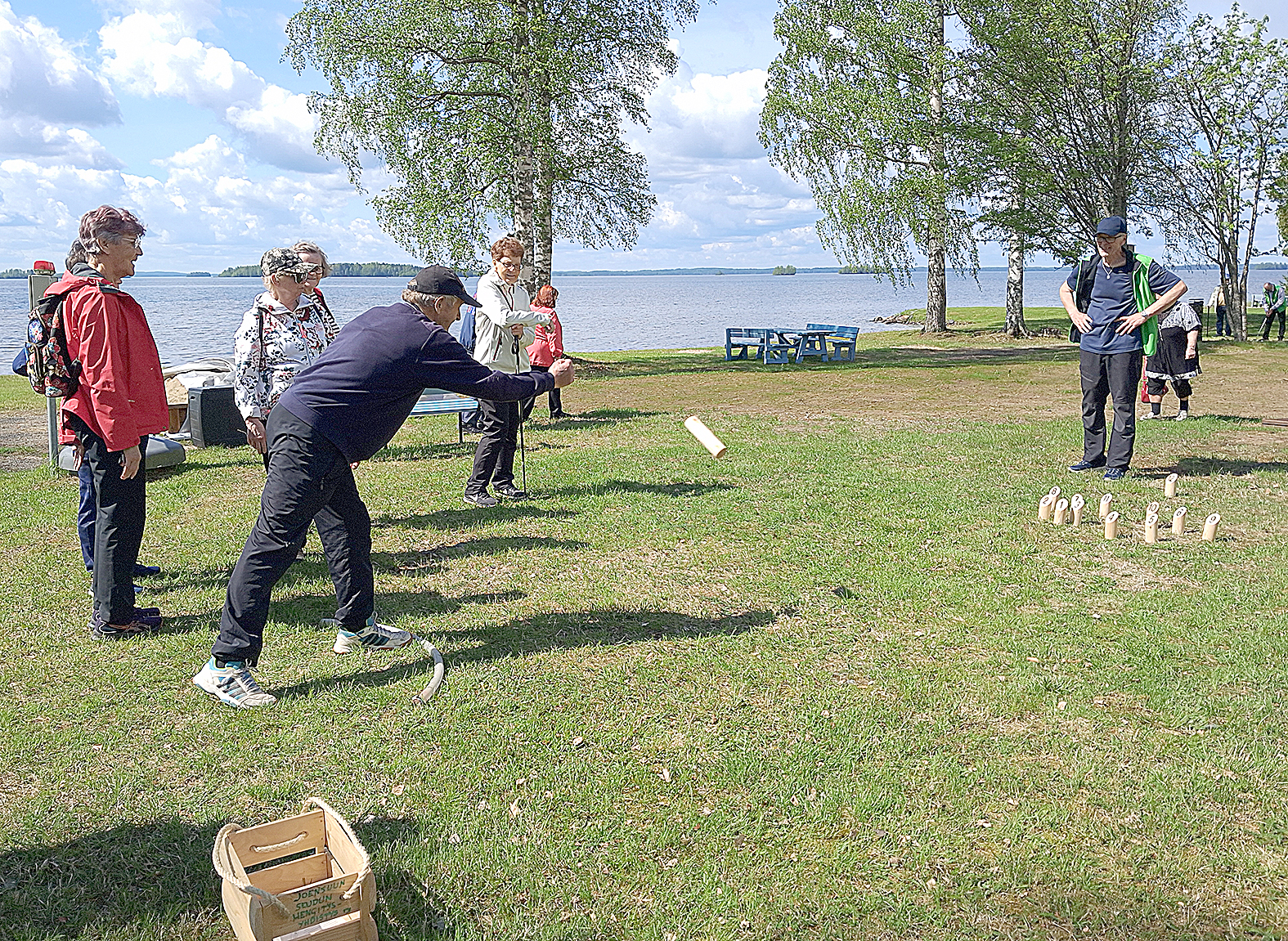 Mölkky on tuttu peli Kyösti Nykäselle, sillä hän pelaa sitä viikoittain Juuassa.