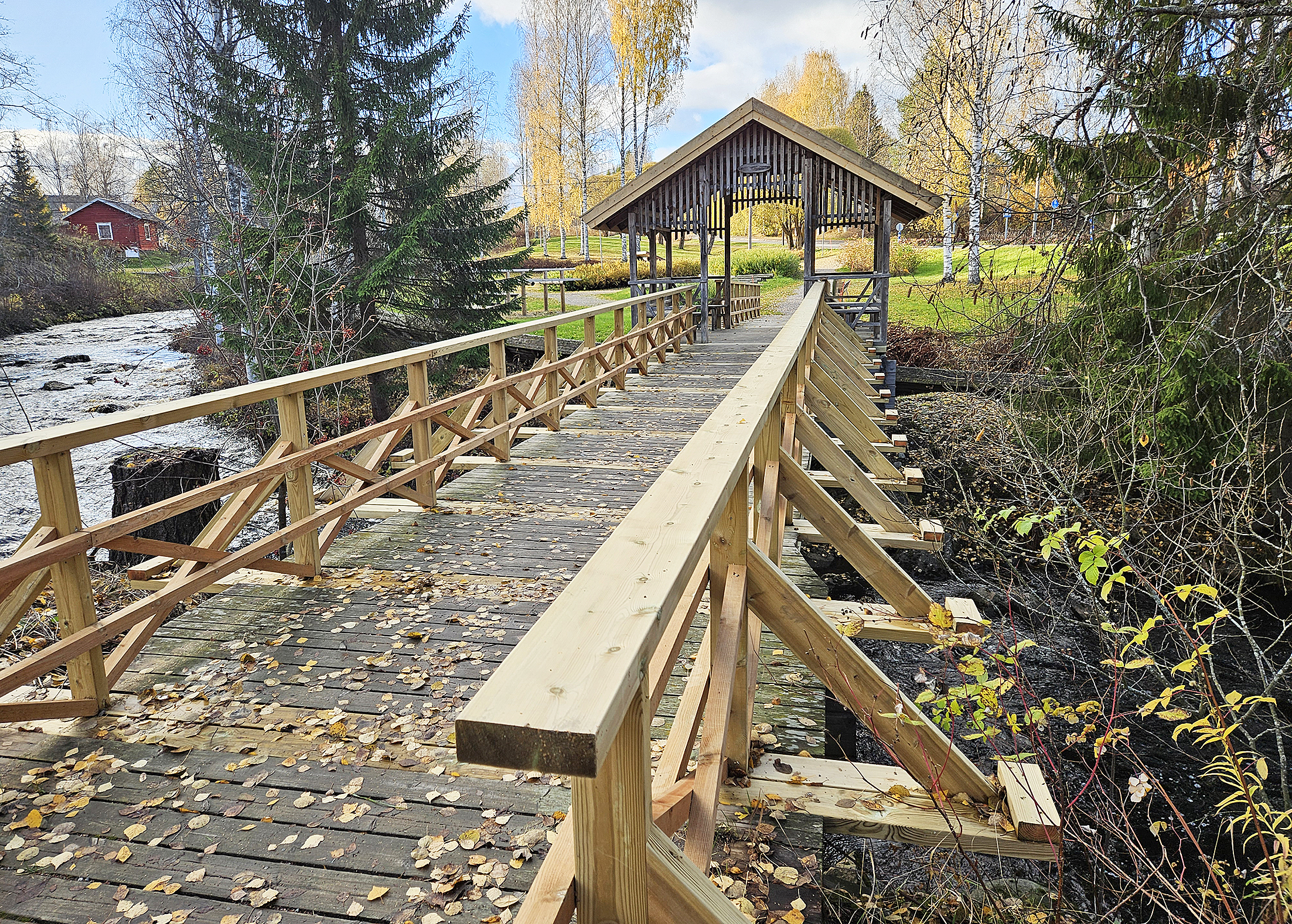 Herralankosken sillalla erottuvat nyt vaaleina uusitut lankut ja rakenteet.