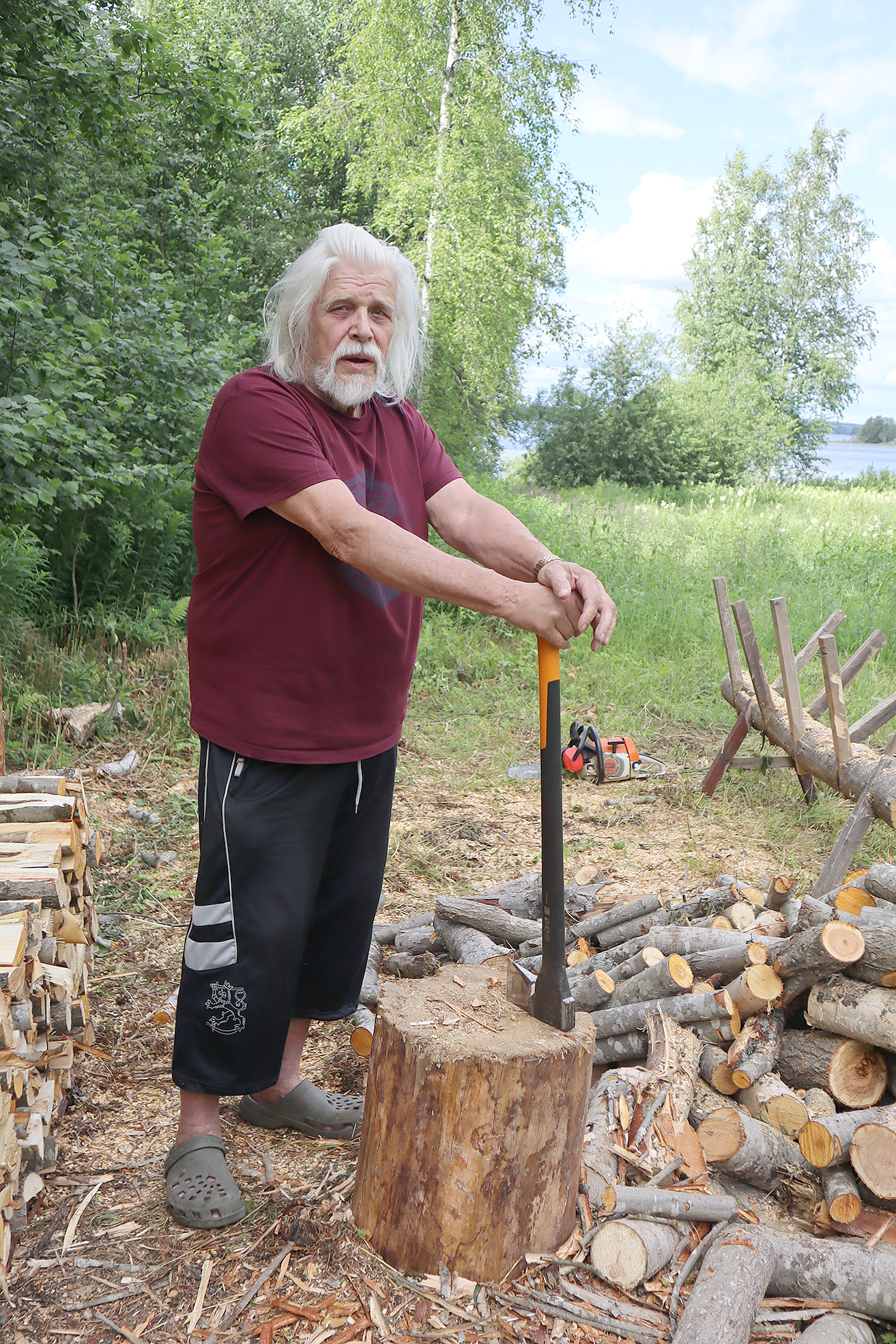 Halkojen hakkaaminen ja muu ruumiillinen työ ovat vastapainoa kirjoittamiselle.