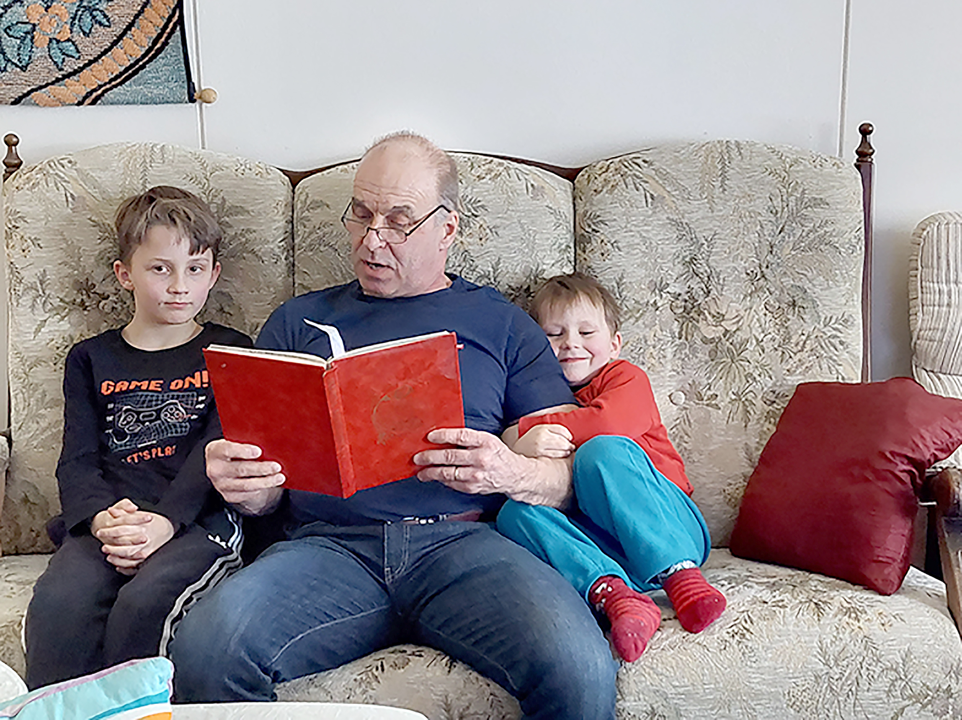 Pakkaspäivinä Nico, Harri ja Alec katsovat elokuvia, pelaavat ja lukevat.