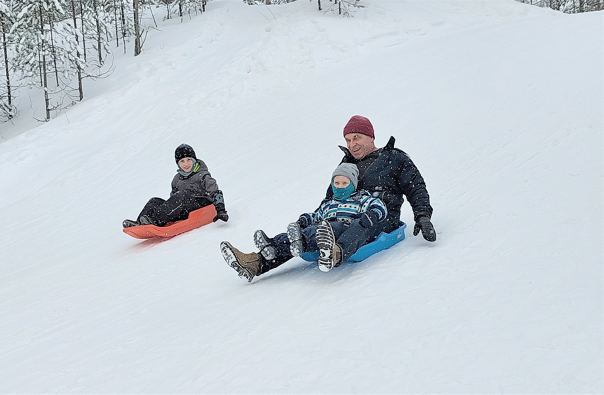 Taivaanpankon pulkkamäessä Nico ja Alec viihtyvät ukkinsa Harri Tuonosen kanssa.