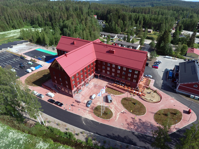 Uuden hotellin myötä Kolin kyläkuvaan tuli huomattava muutos. Dronekuva Toni Simonen