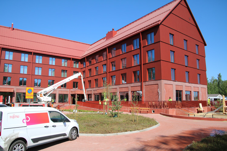 Uuden hotellin silhuetti piirtyy Kolin kylän muiden rakennusten yli. Hotelli alkaa olla valmis ottamaan vastaan ensimmäiset vieraat ja majoittujat juhannuksena. Kuva viime viikolta, jolloin hotellilla tehtiin viimeistelytöitä.