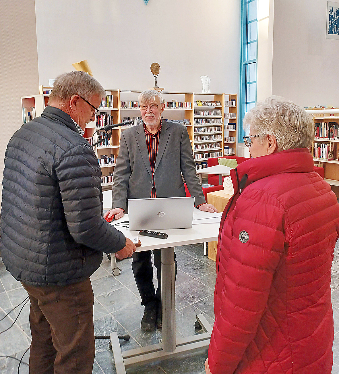 Rauni ja Markku Korhonen keskustelivat Tapio Hämysen kanssa vanhoista karjalaisista nimistä.