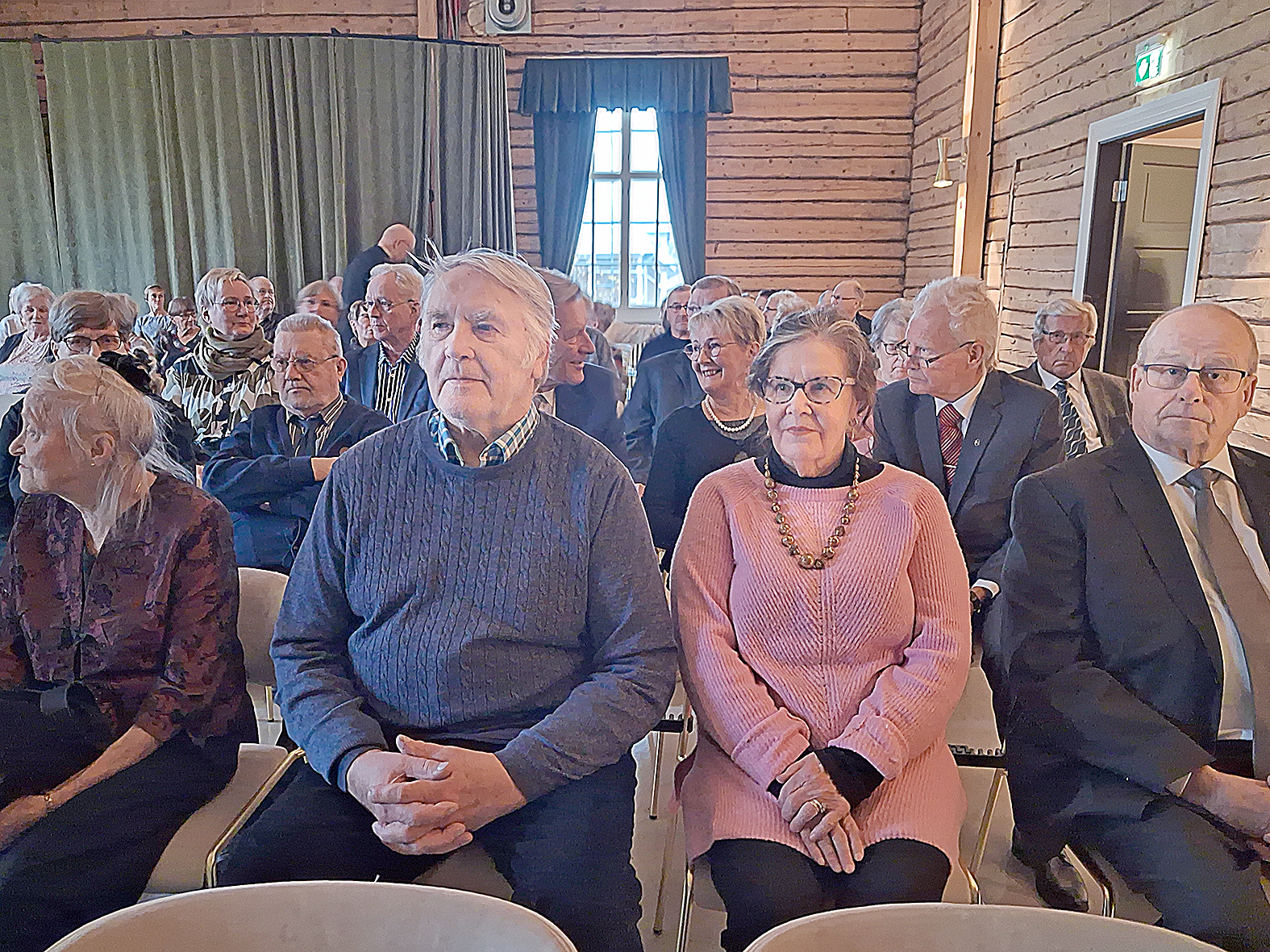 Tehtiin yhdessä hyvää, ja nautittiin musiikista, totesivat Martti Nevalainen ja Leena Miettinen (kesk.) hyväntekeväisyyskonsertissa.