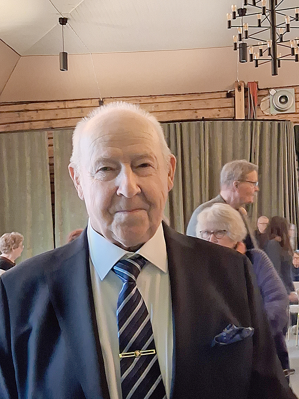 Esko Nykänen juhli 80-vuotispäiväänsä konserttia kuunnellen.