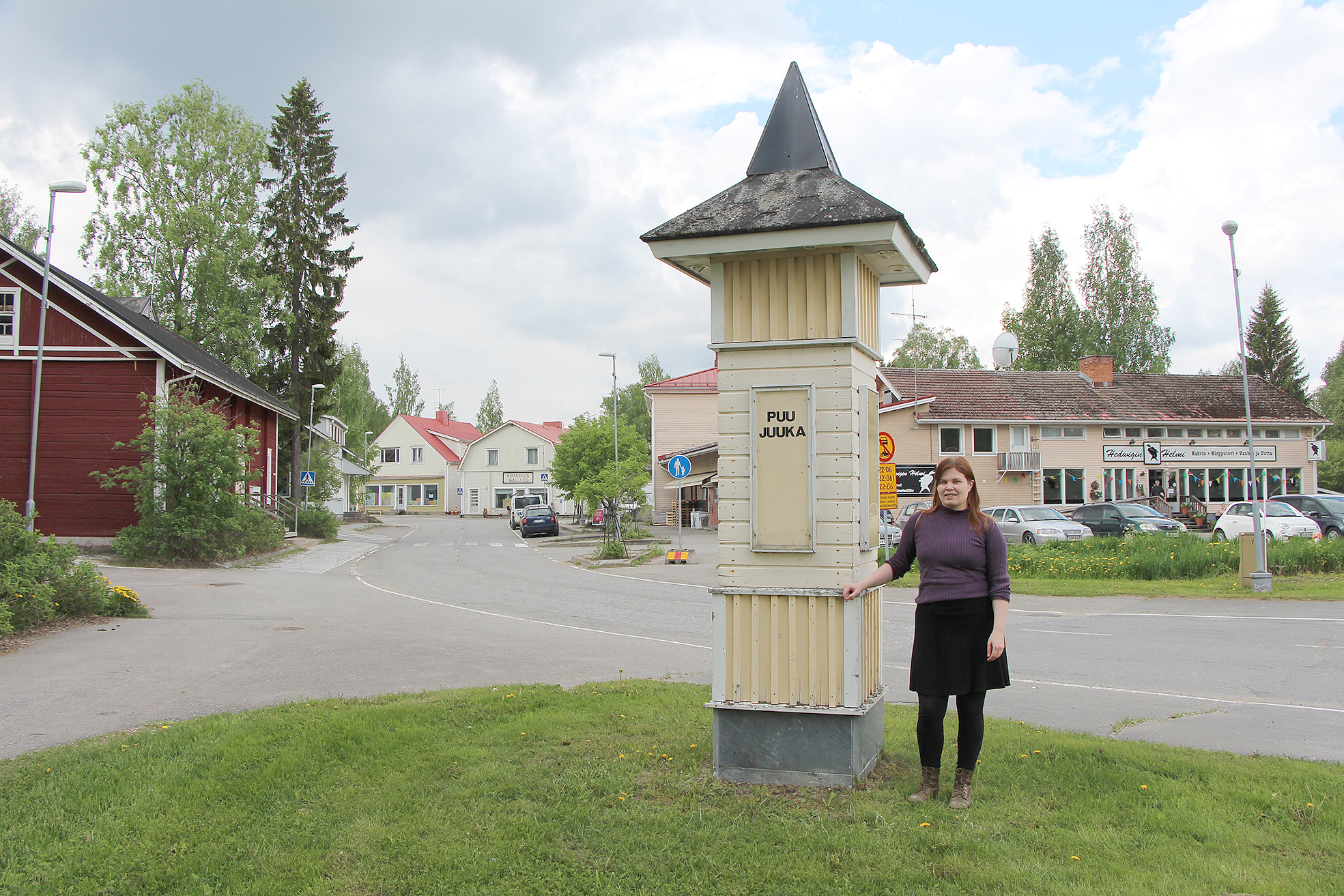 Hanketyöntekijä Ida Käkelä tutustumassa Puu-Juukaan ja suunnittelemassa opastetaulujen paikkoja.