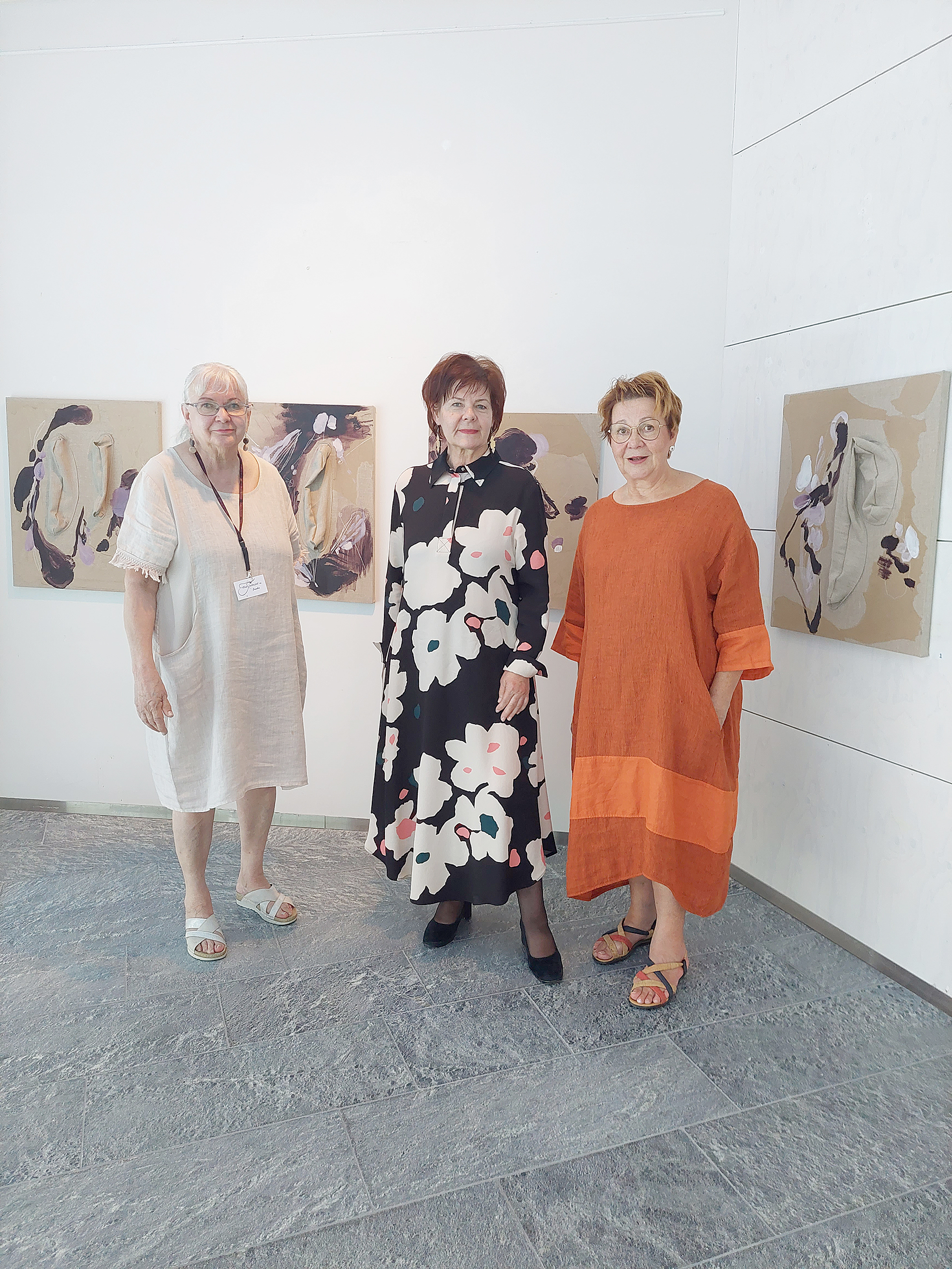 Näyttelyn toteutuksen ydintiimi: Tuula Ikonen-Graafmans, Ulla Pennanen ja Leena
Mustonen Jósefina Alangon teossarjan äärellä.
