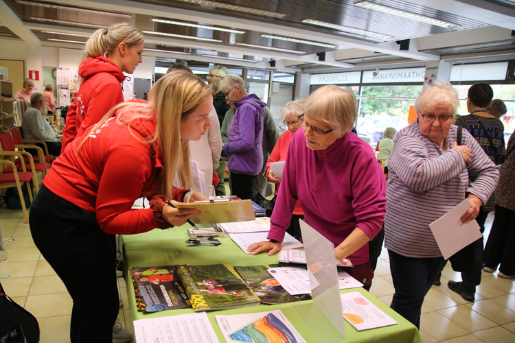 Elsa Ryynänen haki ja sai tietoa muun muassa kodin turvallisuuteen liittyvissä asioissa terveyden edistämisen suunnittelijalta Taru Korhoselta. Hän edusti Ellinkulmassa Pohjois-Karjalan kansanterveyden keskusta.