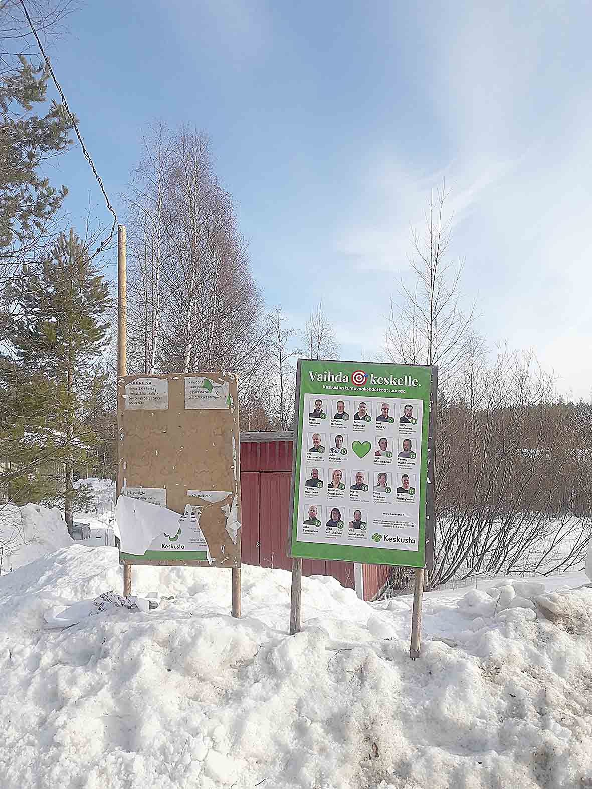 Vaalimainoskyltit Polvelan tienhaarassa siinä asussa, kuin ne olivat tiistaina 25.3. Mainokset oli asennettu lauantaina 22.3.