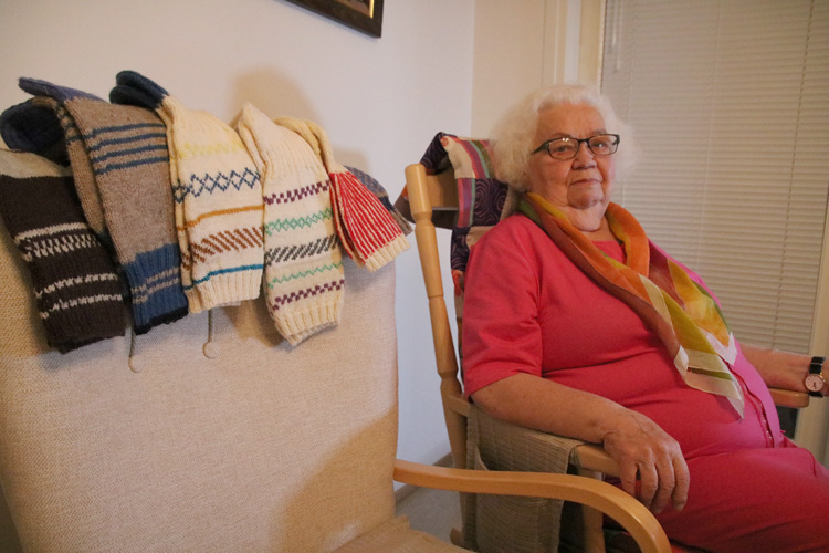 Joululahjaksi neulotut villasukat odottavat ottajaansa. Irma Ojalehto sanoo neulovansa paljon.