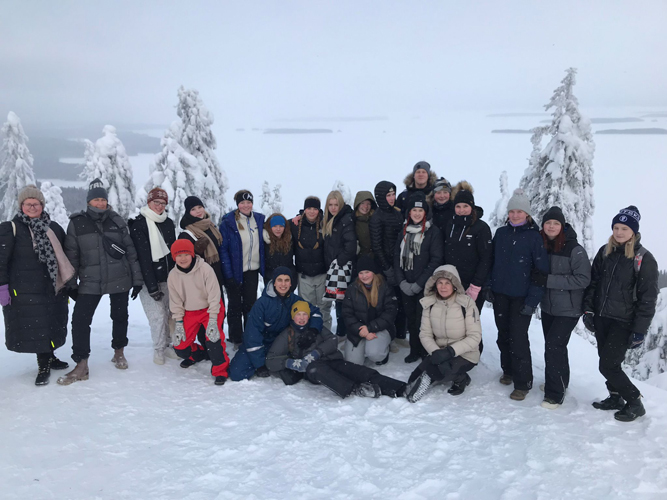 Islantilaiset lukiolaisnuoret kävivät helmikuussa viikon visiitillä Juuassa. Talviliikuntaretkellä käytiin muun muassa Kolilla. Opettajista kuvassa Poikolan koulun apulaisrehtori Irma Moilanen (edessä neljäs oik.) sekä islantilaiset Salóme Konradsdóttir (vas.) ja Rannveig Möller. Kuva Annika Tolvanen