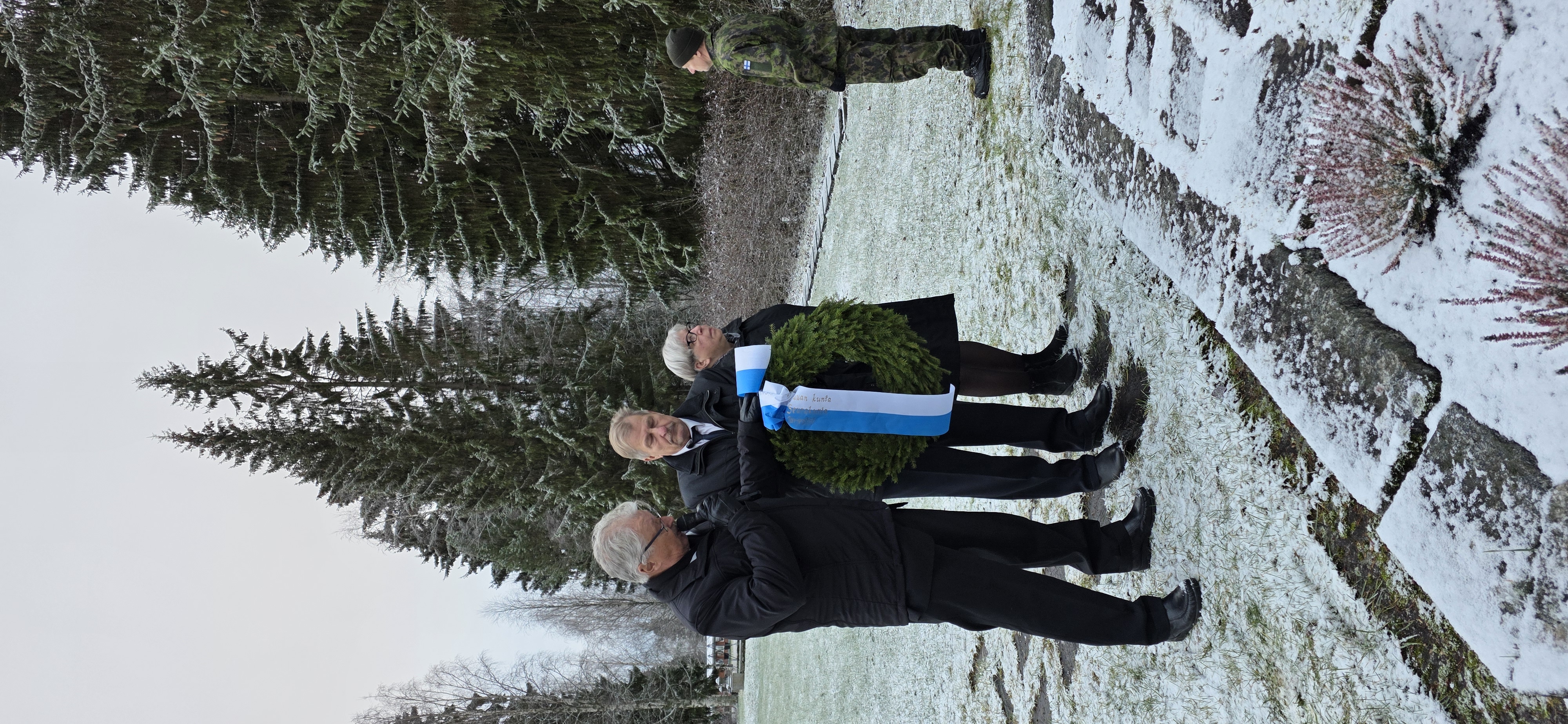  Sankarivainajien muistomerkillä seppeleenlaskijoina olivat Ari Koivuselkä, Hannu Päivinen ja Eija Meriläinen. 