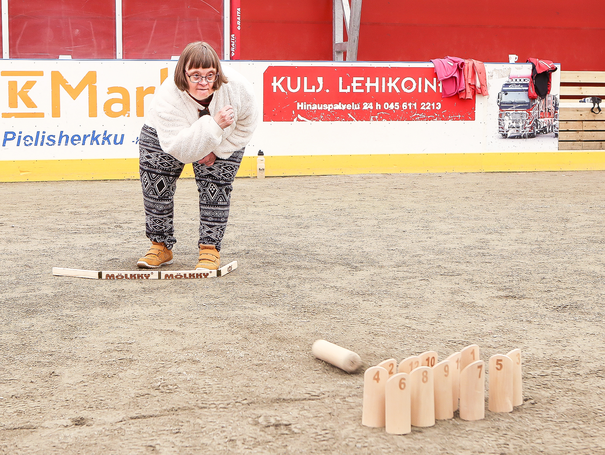 Toista kertaa mölkkyä pelaamassa ollut Jaana Kukkonen tähtäsi keskittyneesti, ja heittokapula on juuri iskeytymässä mölkkypatteriin.