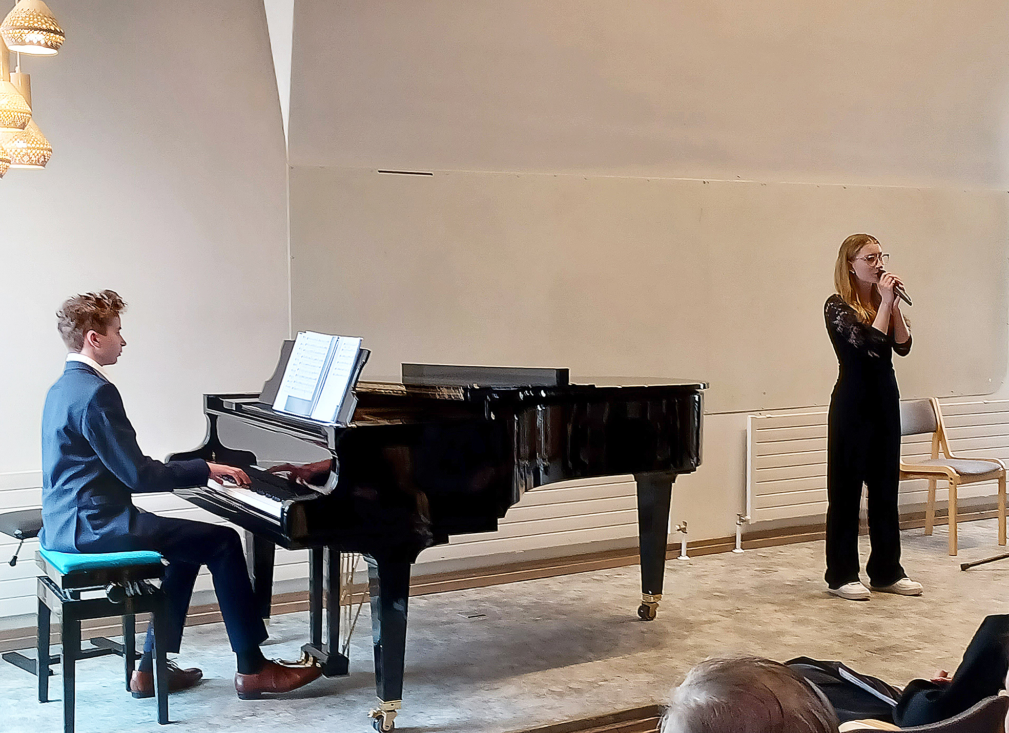 Henri Hyykky säestää pianolla Jade Korhosta.  