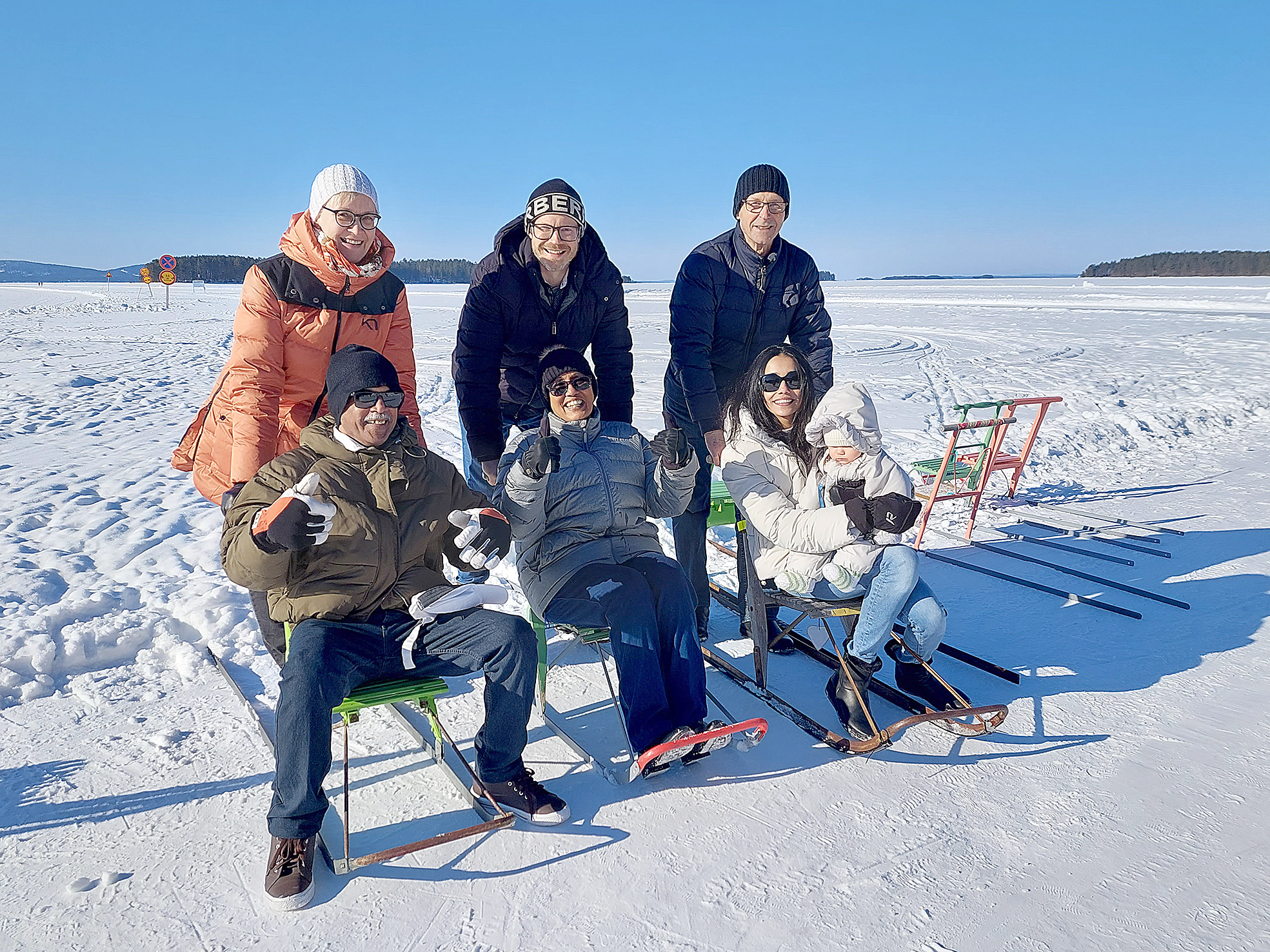 Jäätietä ajelemaan Juuasta tulivat Haloset vieraineen. Leena Halosen kyydissä Rex Gomez, Toni Halosen kyydissä anoppi Lazerina ja Perttin potkukelkassa miniä Andrean ja lapsenlapsi James. 